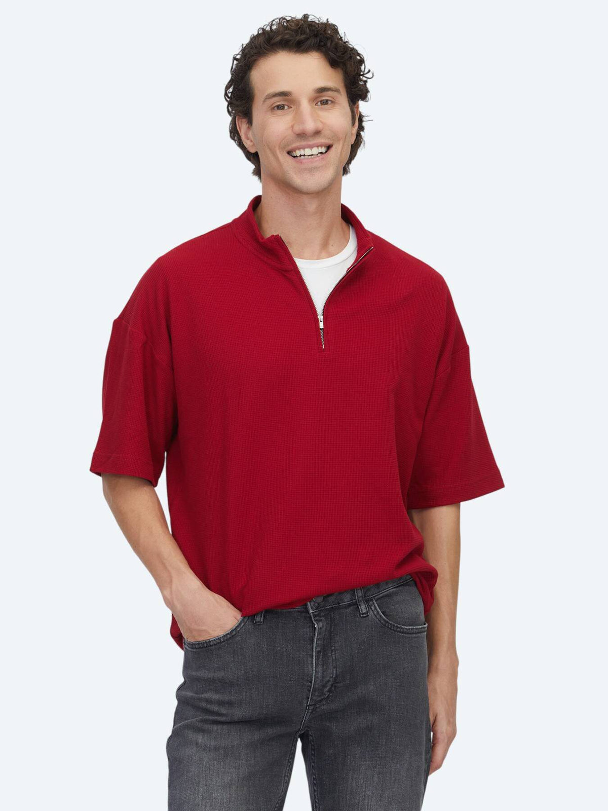 Rotes gemustertes Rollkragen-T-Shirt