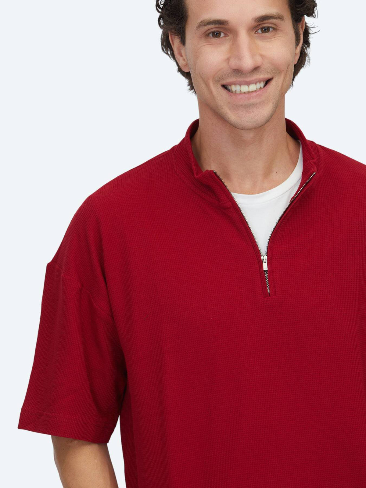 Rotes gemustertes Rollkragen-T-Shirt