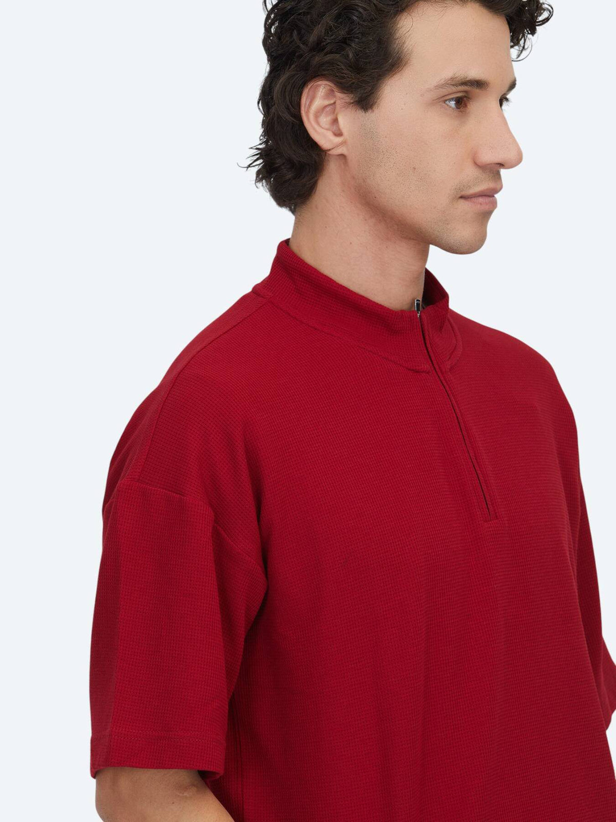 Rotes gemustertes Rollkragen-T-Shirt