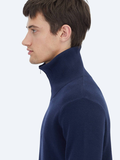 Marineblauer Strickpullover