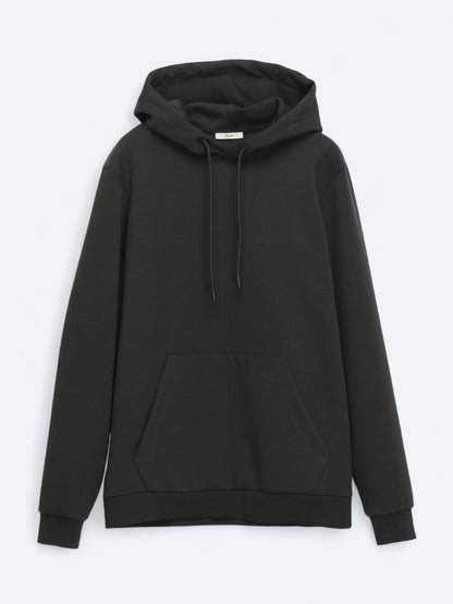 Schwarzer Kapuzenpullover