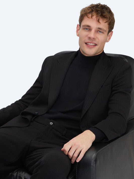 Schwarzer gestreifter Anzug, modern fit
