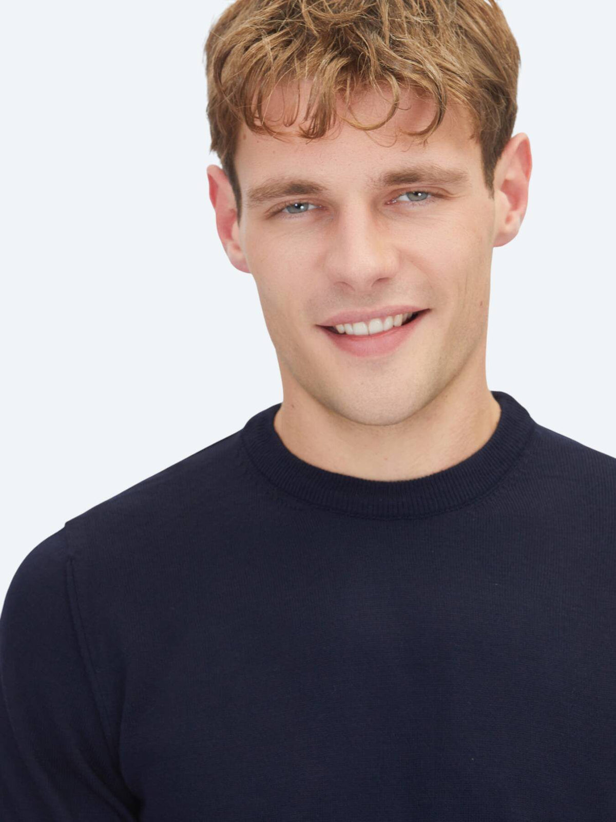 Marineblauer Strickpullover