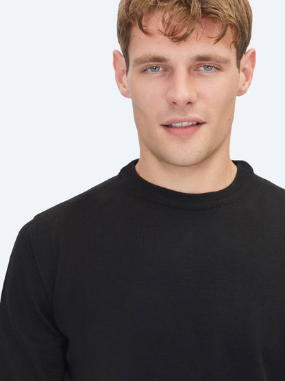 Schwarzer Strickpullover