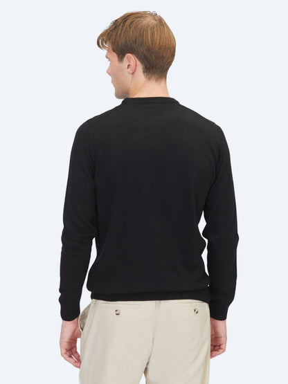 Schwarzer Strickpullover