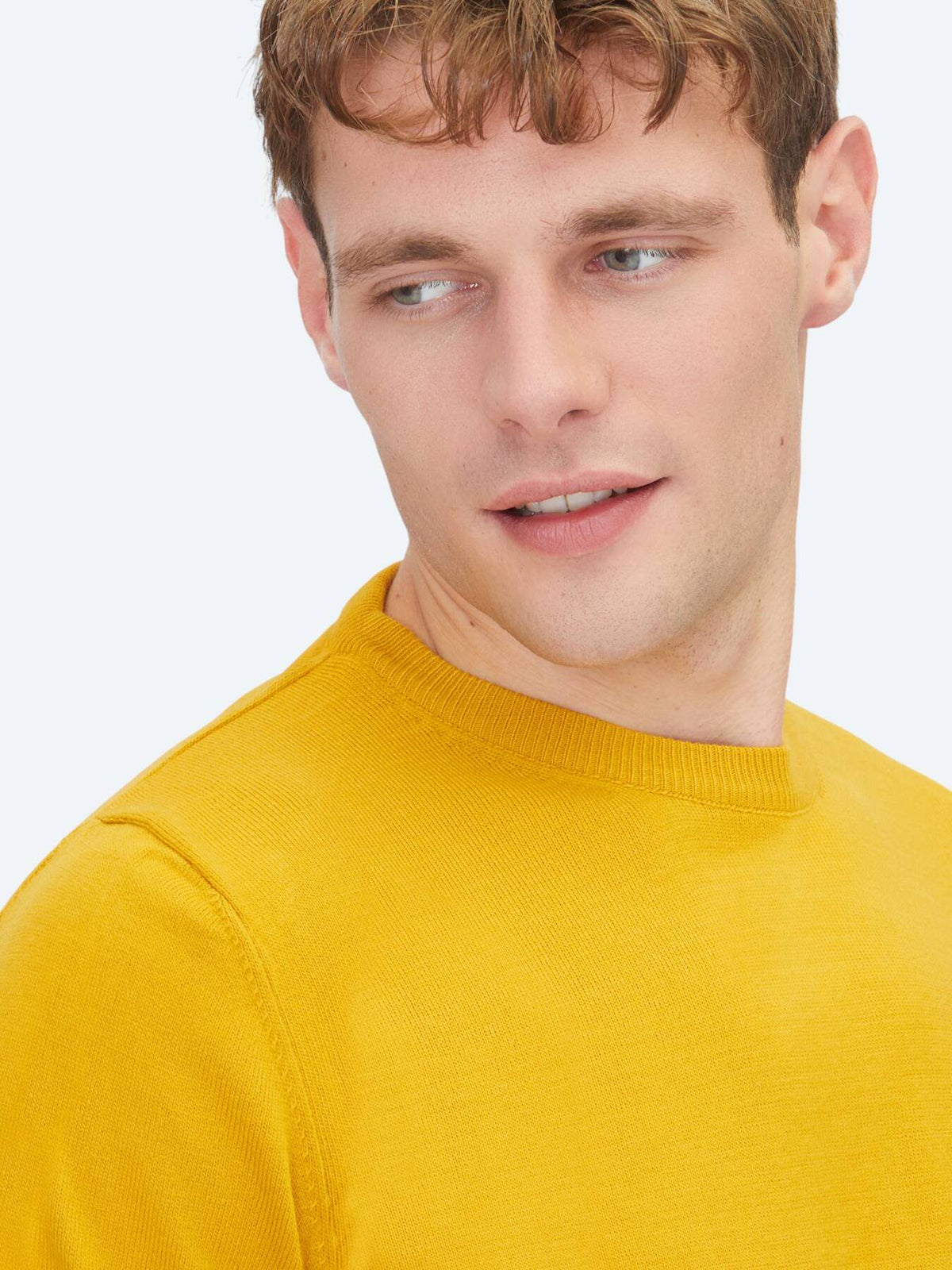 Senfgelbes Strickpullover