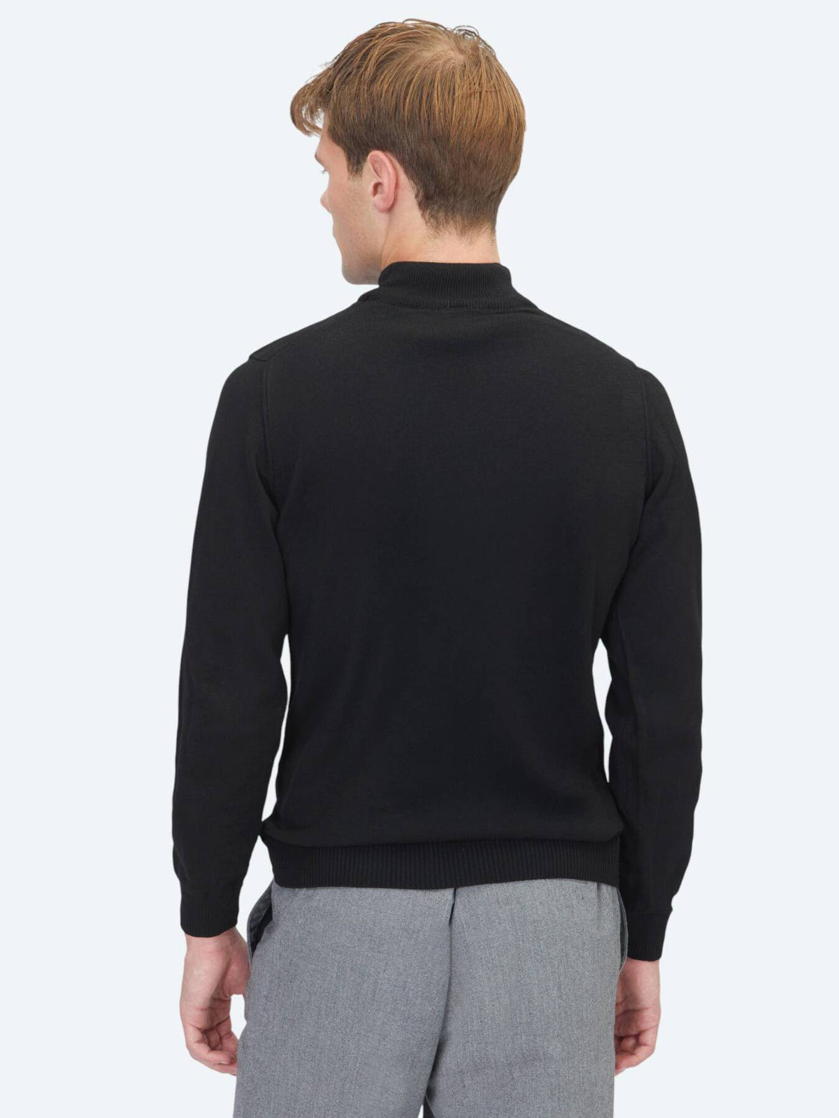 Schwarzer Strickpullover