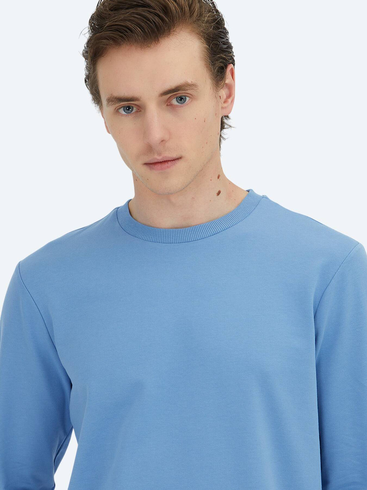 Blaues Sweatshirt mit Rundhalsausschnitt