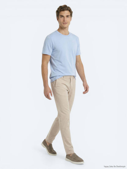 Hellblaues schlichtes T-Shirt