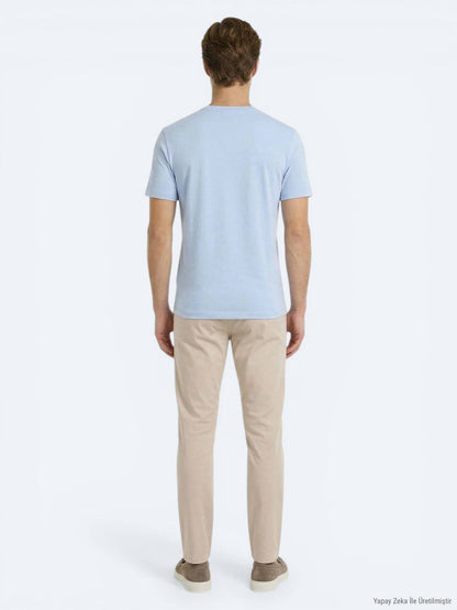 Hellblaues schlichtes T-Shirt
