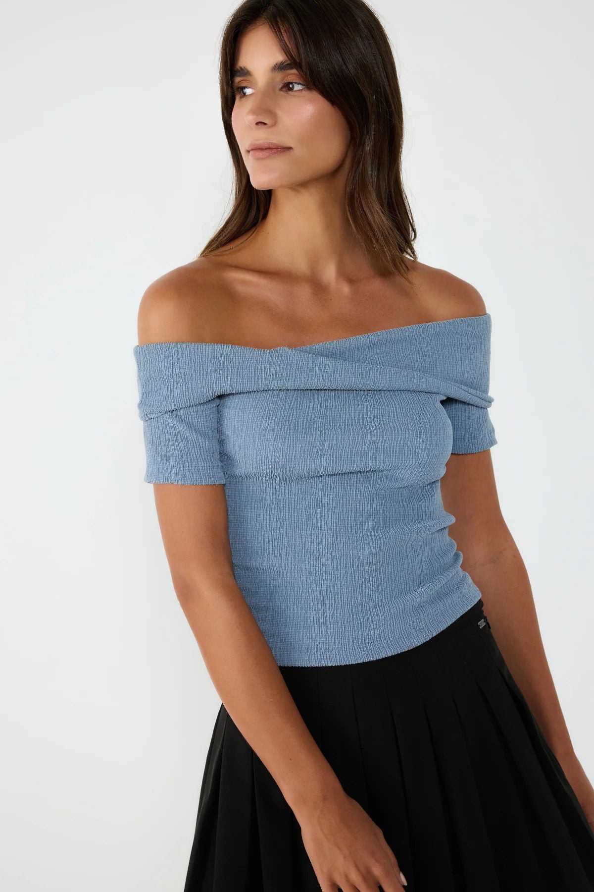 Asymmetrische Crop-Bluse mit U-Boot-Ausschnitt