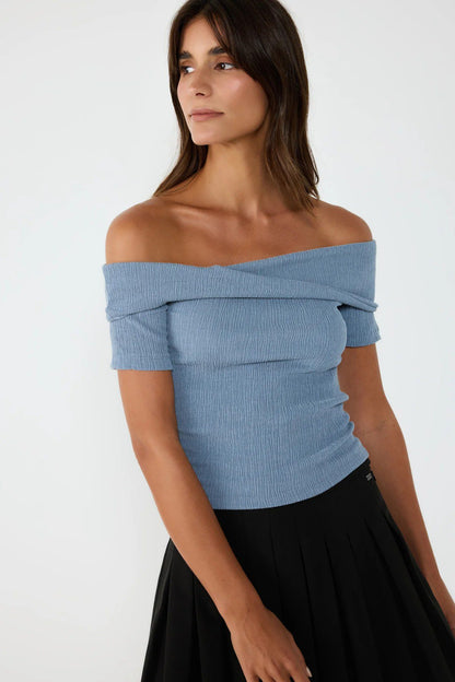 Asymmetrische Crop-Bluse mit U-Boot-Ausschnitt