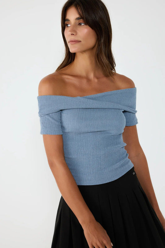 Asymmetrische Crop-Bluse mit U-Boot-Ausschnitt