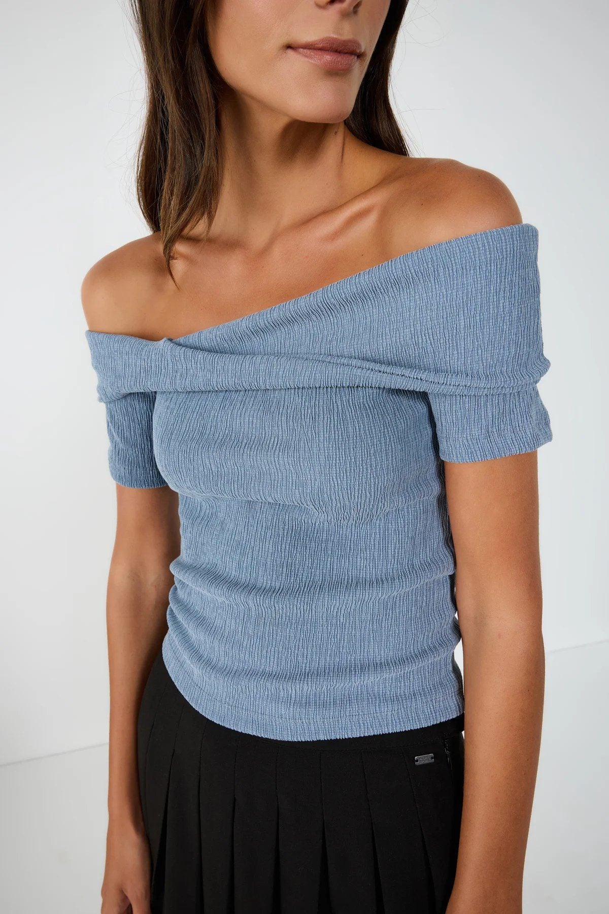 Asymmetrische Crop-Bluse mit U-Boot-Ausschnitt