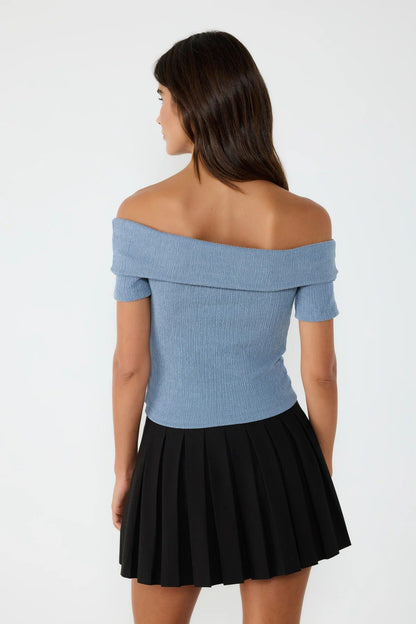 Asymmetrische Crop-Bluse mit U-Boot-Ausschnitt