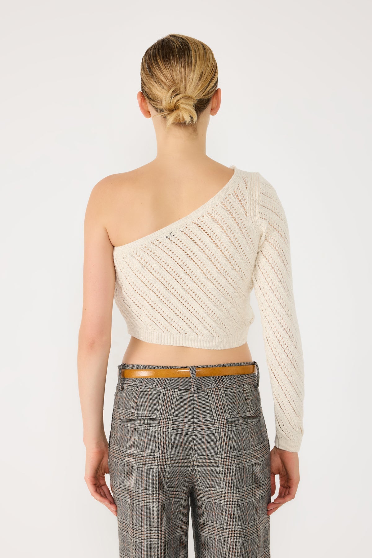 Kurzärmeliger Strickpullover mit einem Ärmel