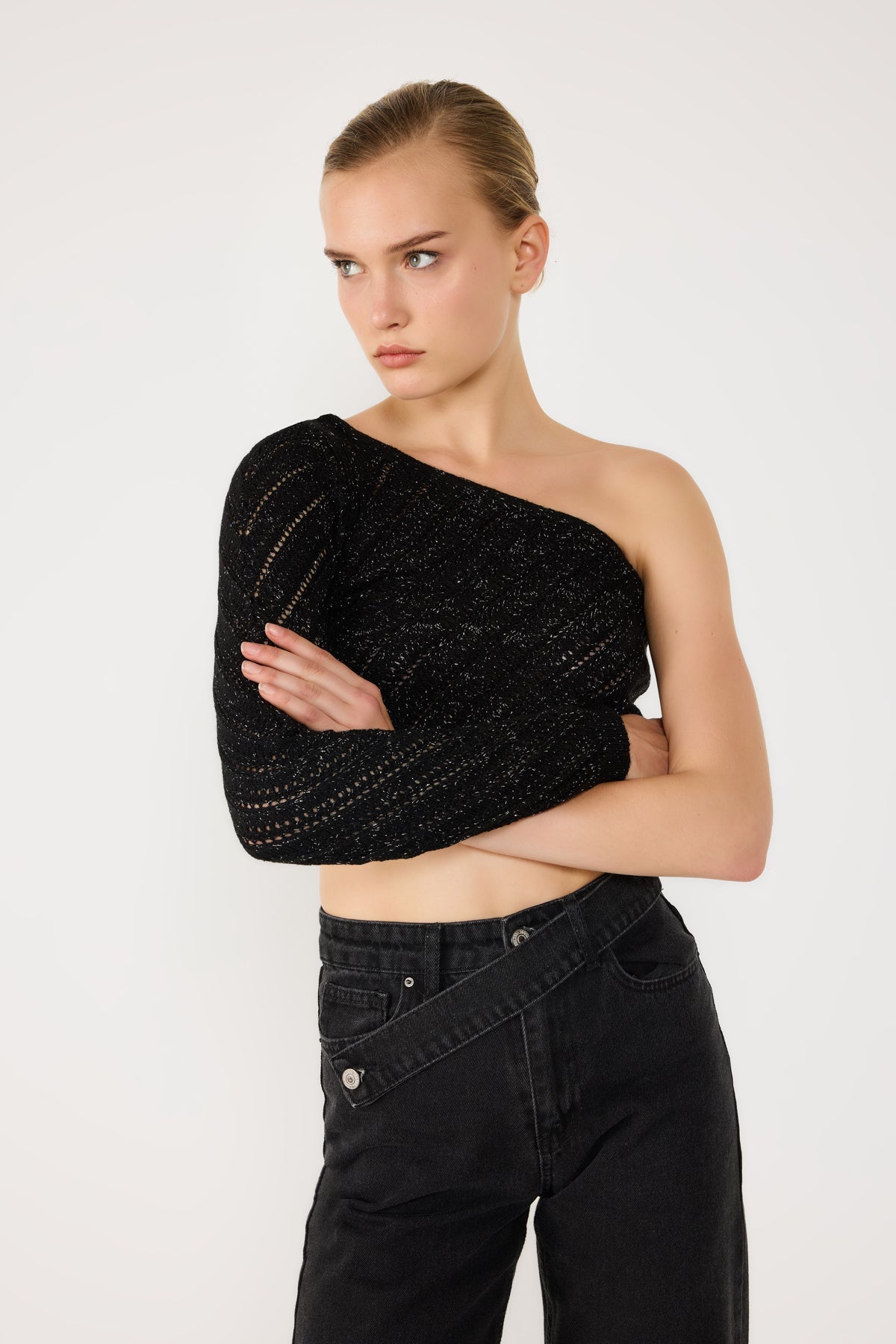 Kurzärmeliger Strickpullover mit einem Ärmel