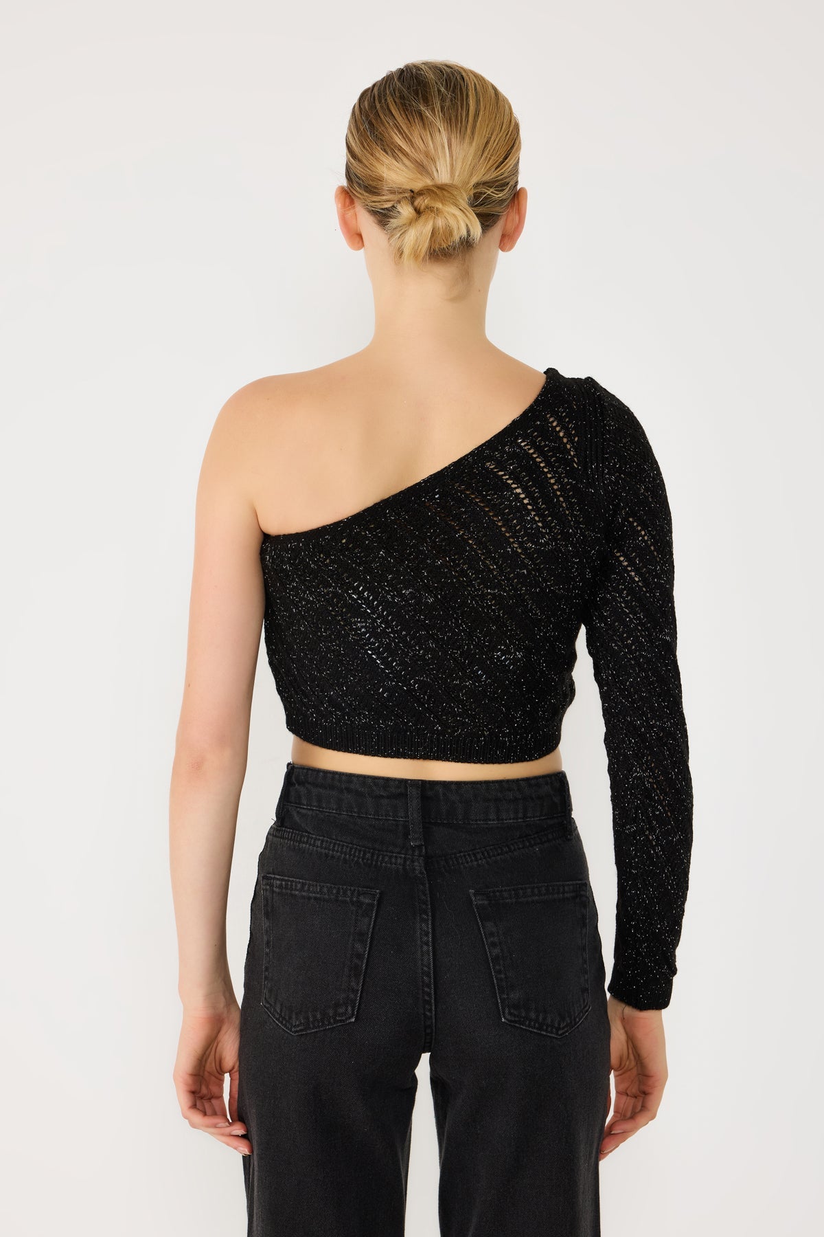 Kurzärmeliger Strickpullover mit einem Ärmel
