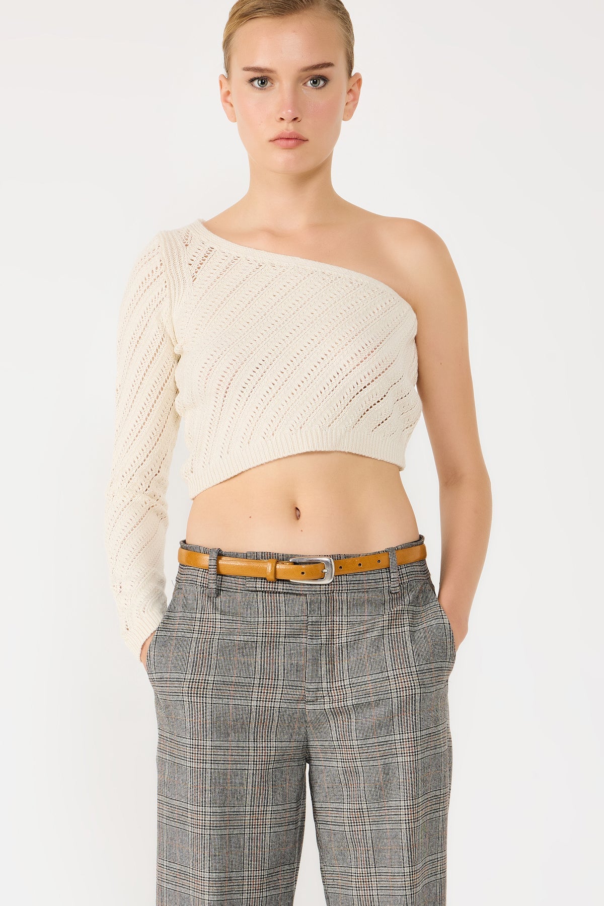 Kurzärmeliger Strickpullover mit einem Ärmel