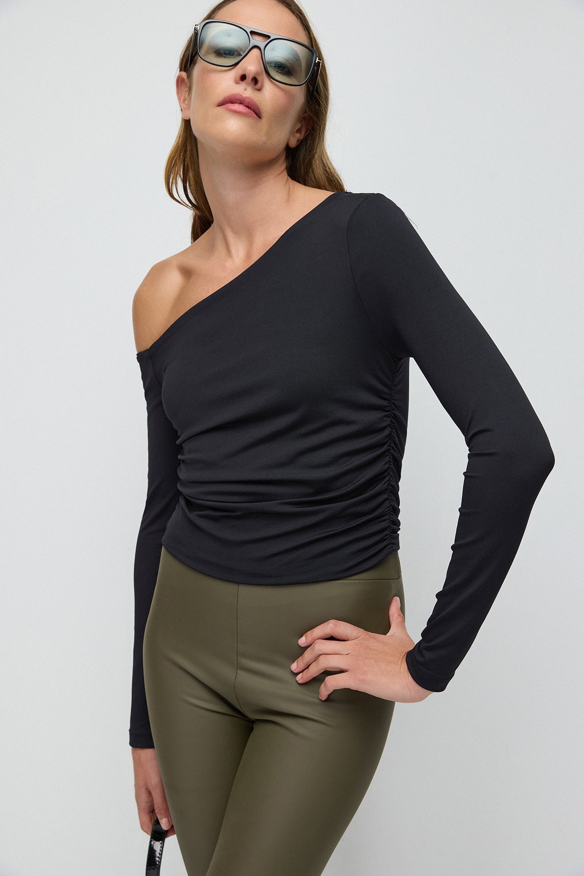 Basic-Bluse mit asymmetrischem Ausschnitt