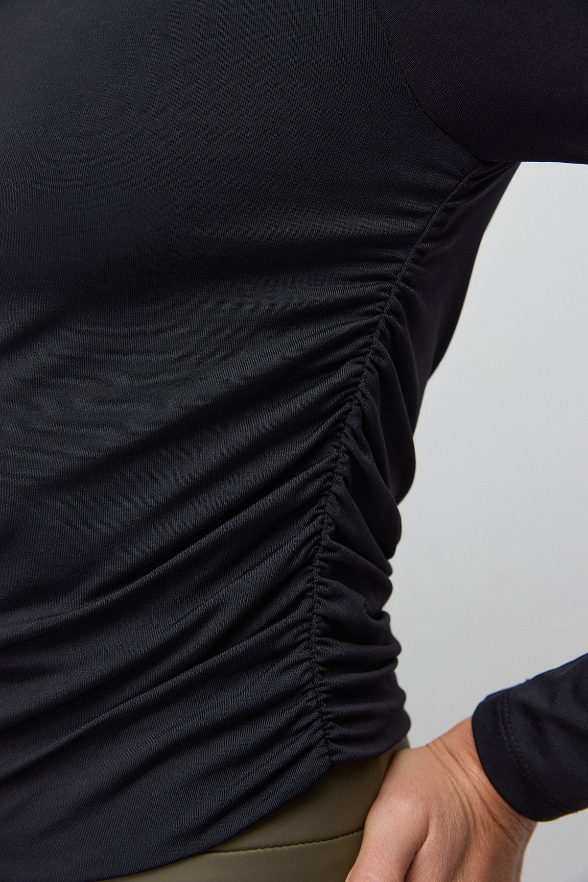Basic-Bluse mit asymmetrischem Ausschnitt
