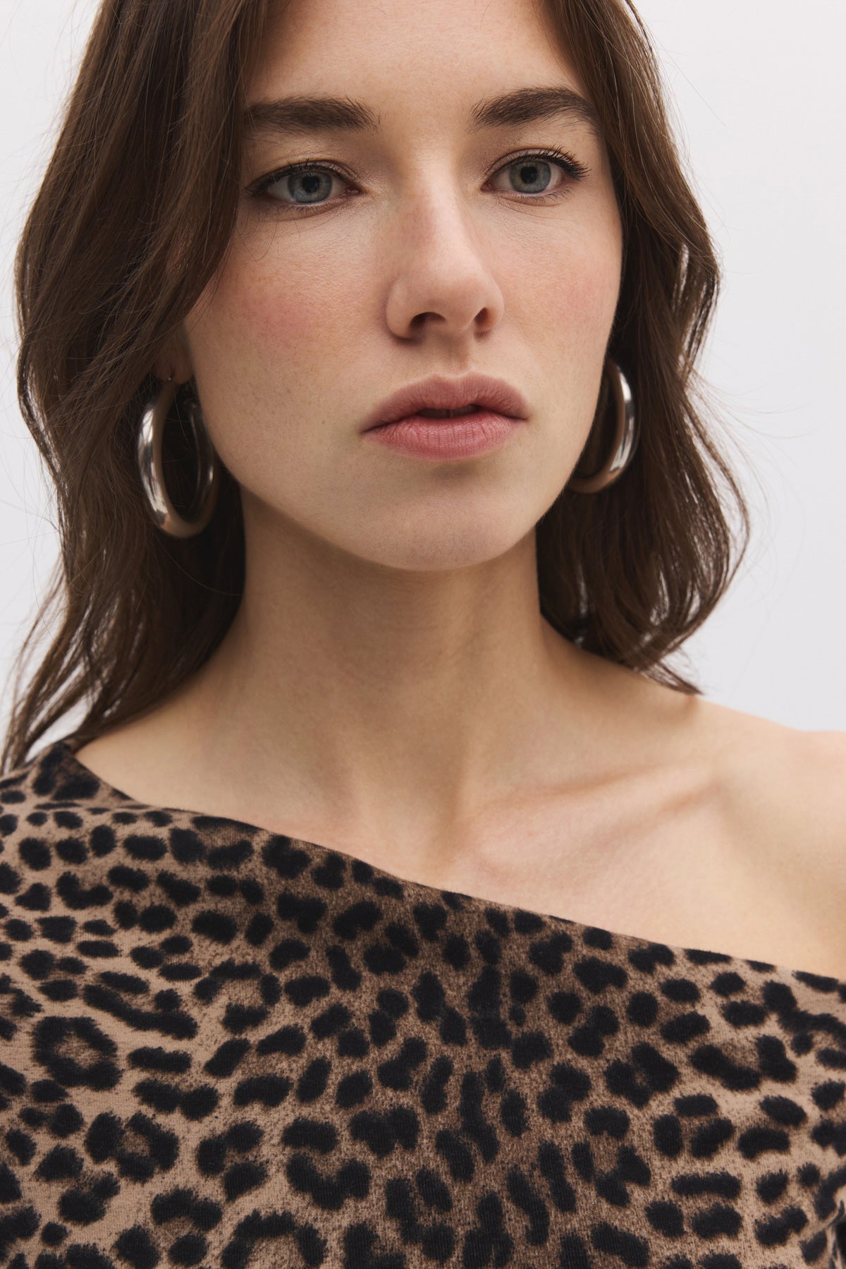 Leopardenbluse mit asymmetrischem Ausschnitt
