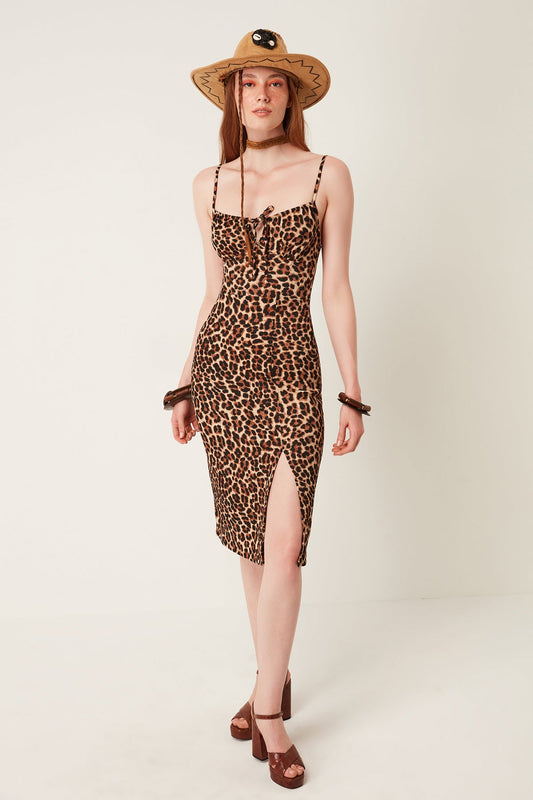 Trägerloses Leopardenkleid mit Schlitz