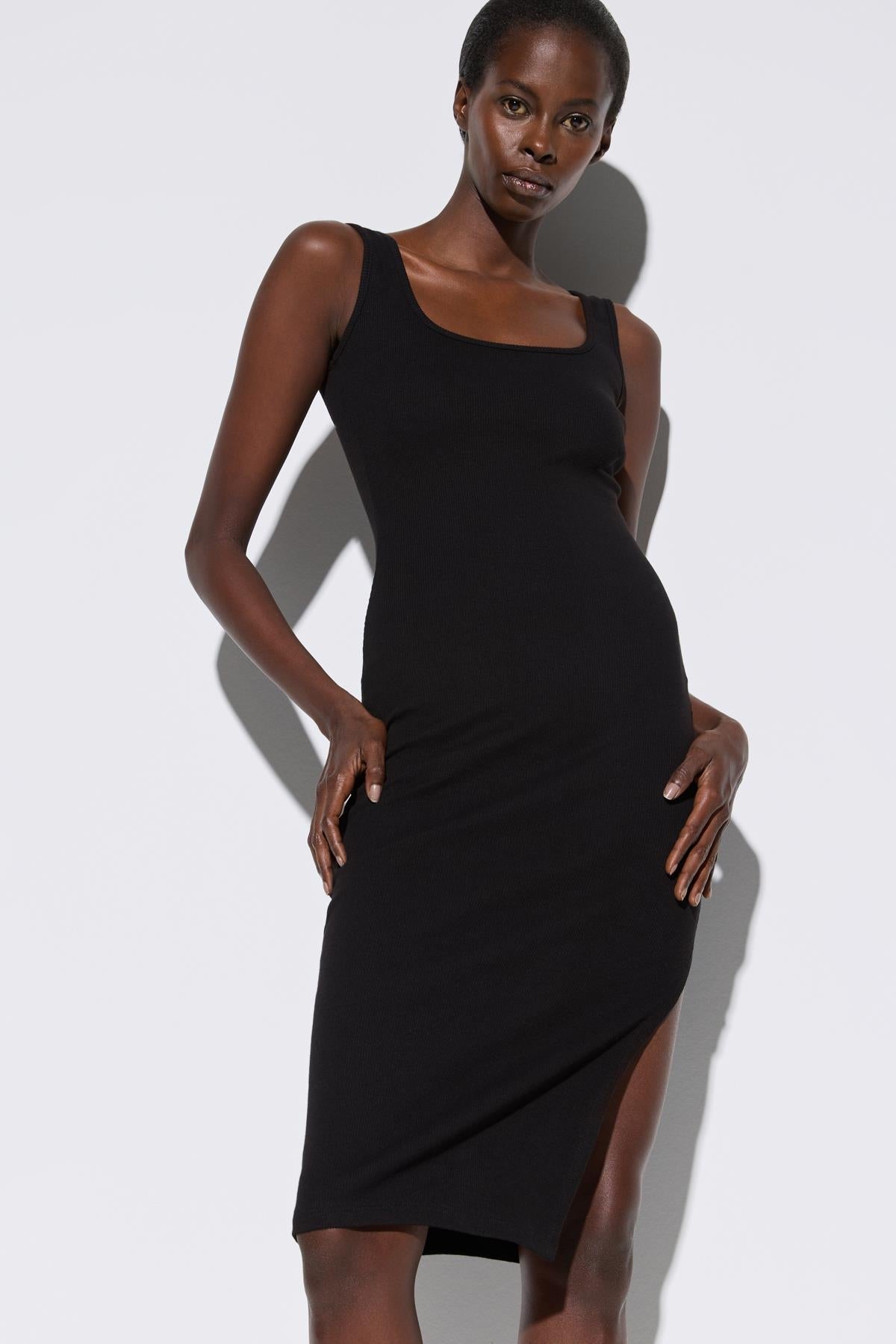 Trägerloses Minikleid mit Schlitz