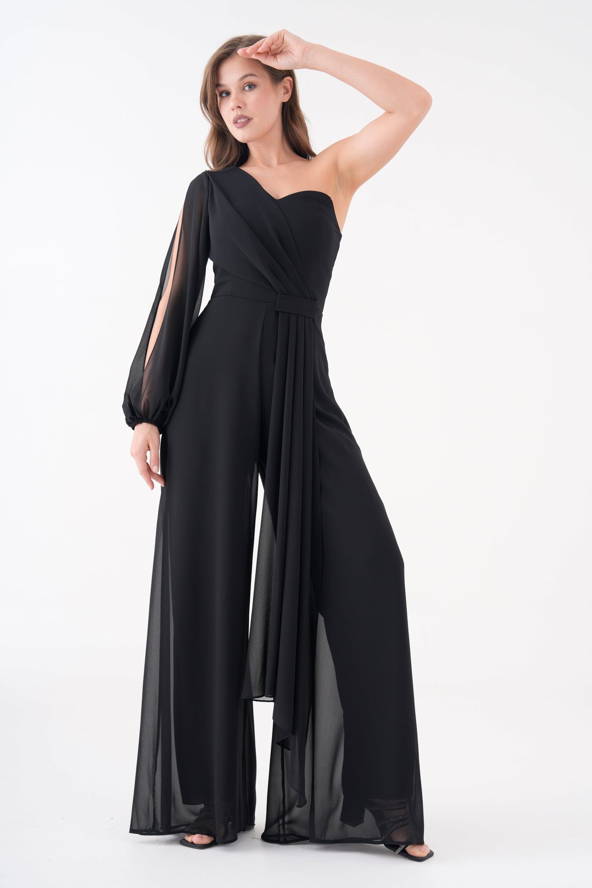 Schwarzes Chiffon-Abendkleid mit Gürteldetail, weitem Bein und einem Ärmel.