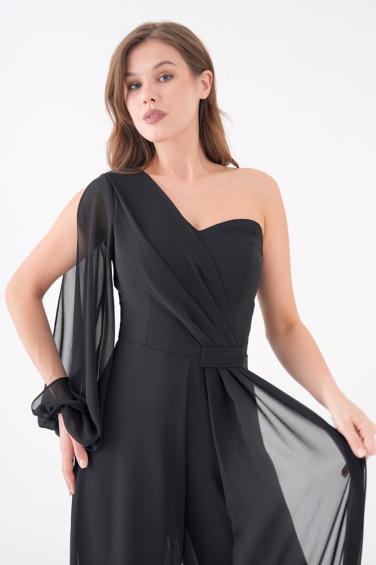 Schwarzes Chiffon-Abendkleid mit Gürteldetail, weitem Bein und einem Ärmel.