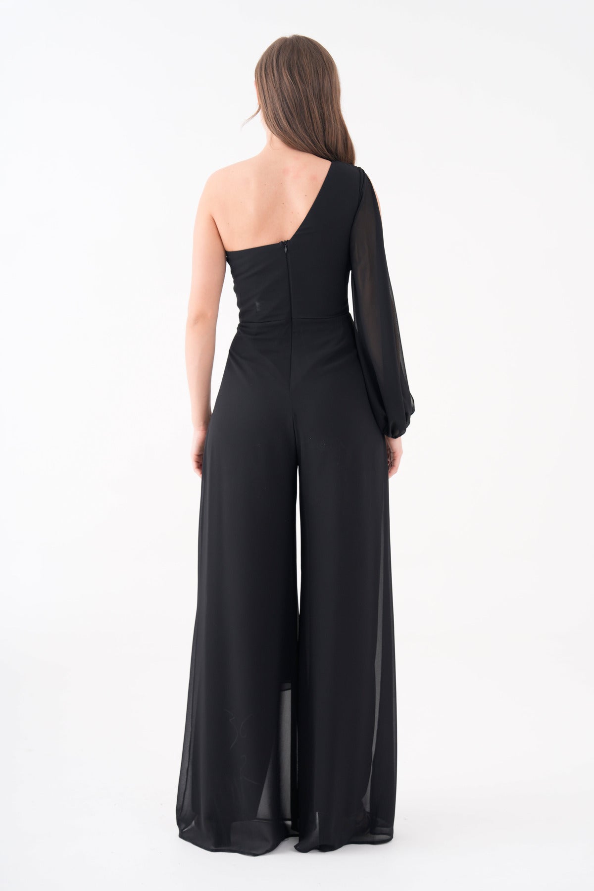 Schwarzes Chiffon-Abendkleid mit Gürteldetail, weitem Bein und einem Ärmel.