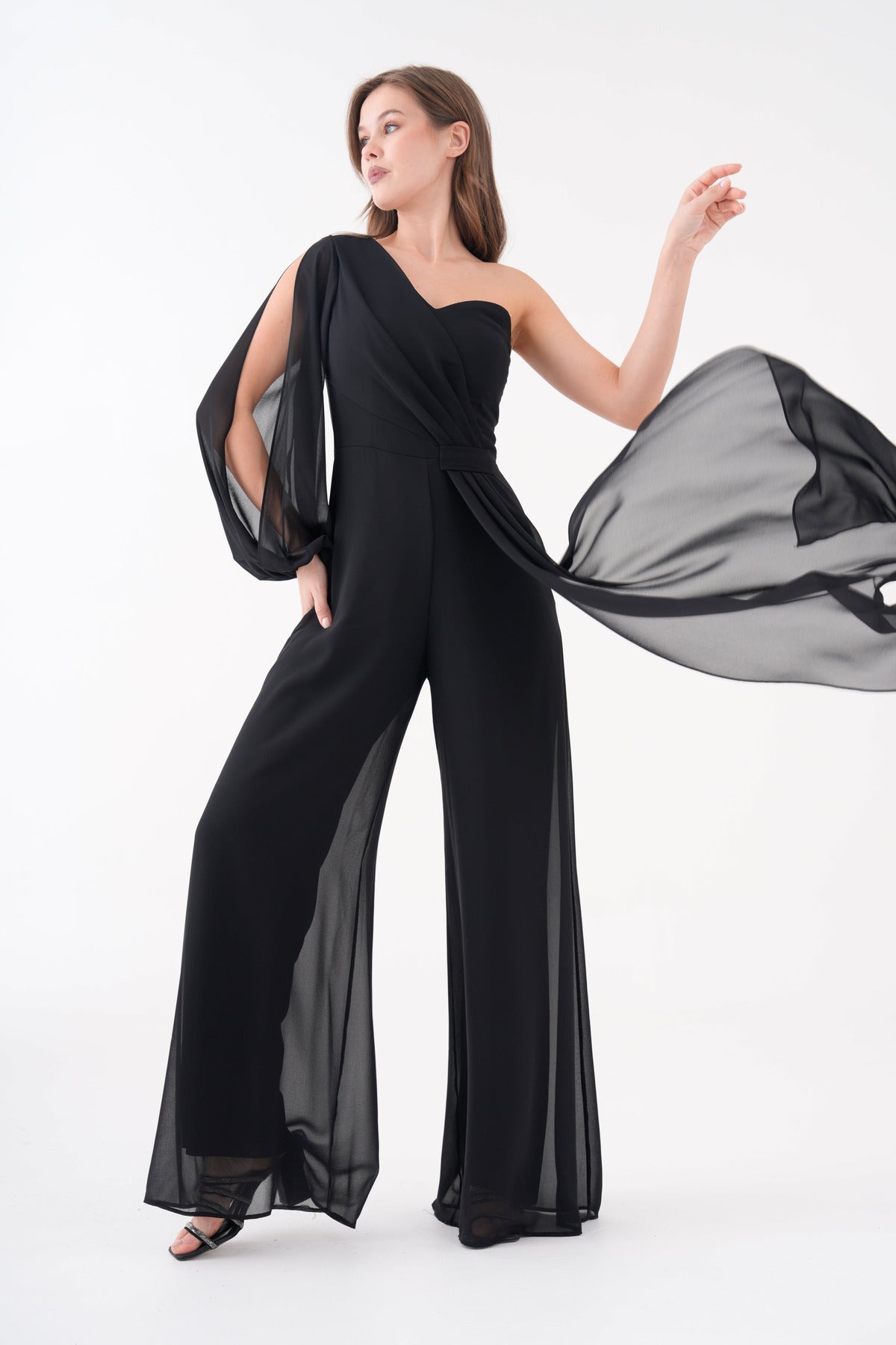 Schwarzes Chiffon-Abendkleid mit Gürteldetail, weitem Bein und einem Ärmel.