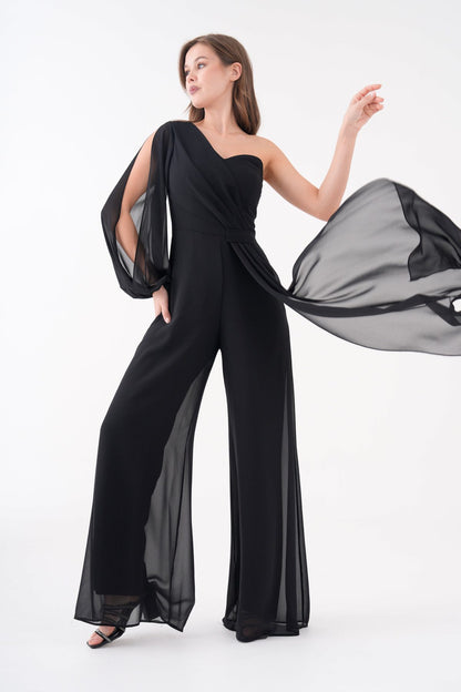 Schwarzes Chiffon-Abendkleid mit Gürteldetail, weitem Bein und einem Ärmel.