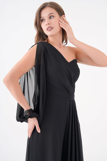 Schwarzes Chiffon-Abendkleid mit Gürteldetail, weitem Bein und einem Ärmel.