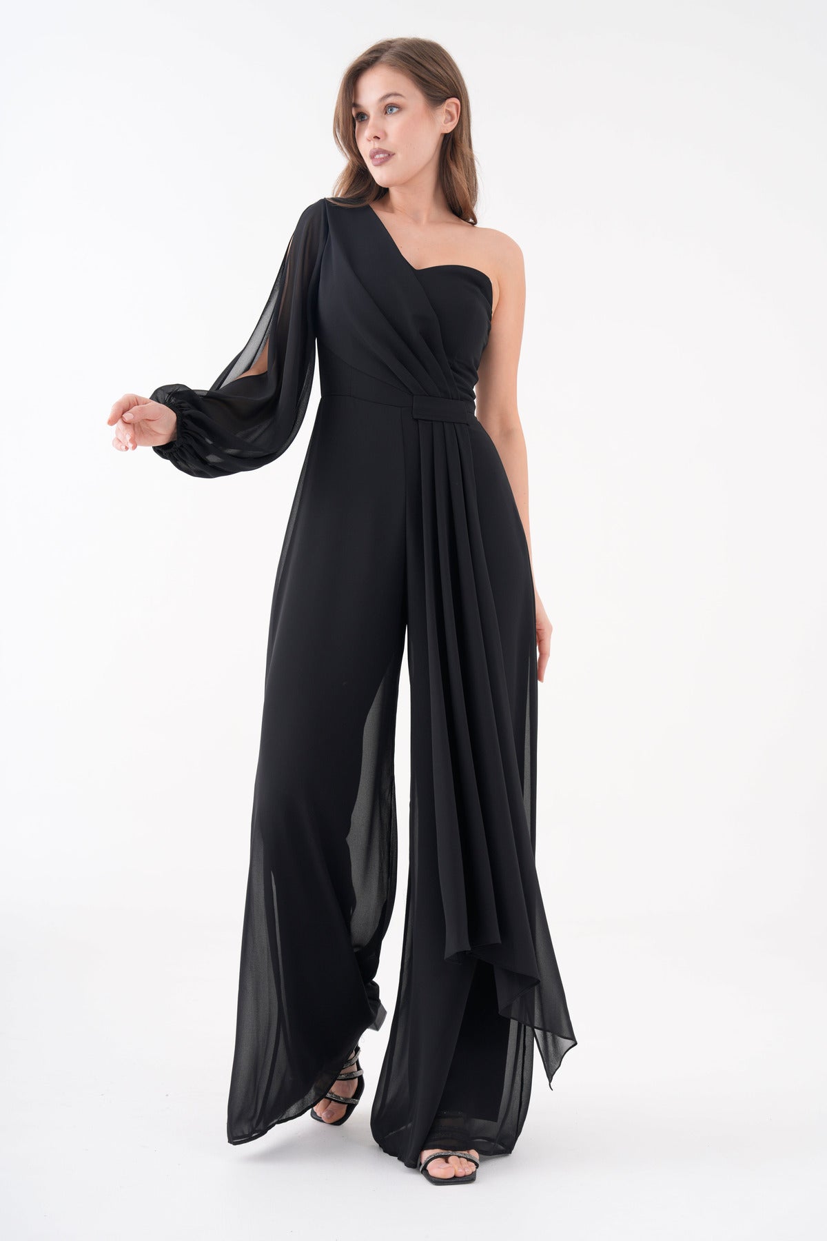 Schwarzes Chiffon-Abendkleid mit Gürteldetail, weitem Bein und einem Ärmel.