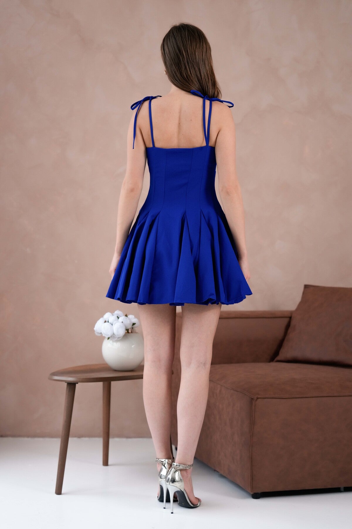 trägerloses Kleid mit dünnen Trägern und ausgestelltem Rock