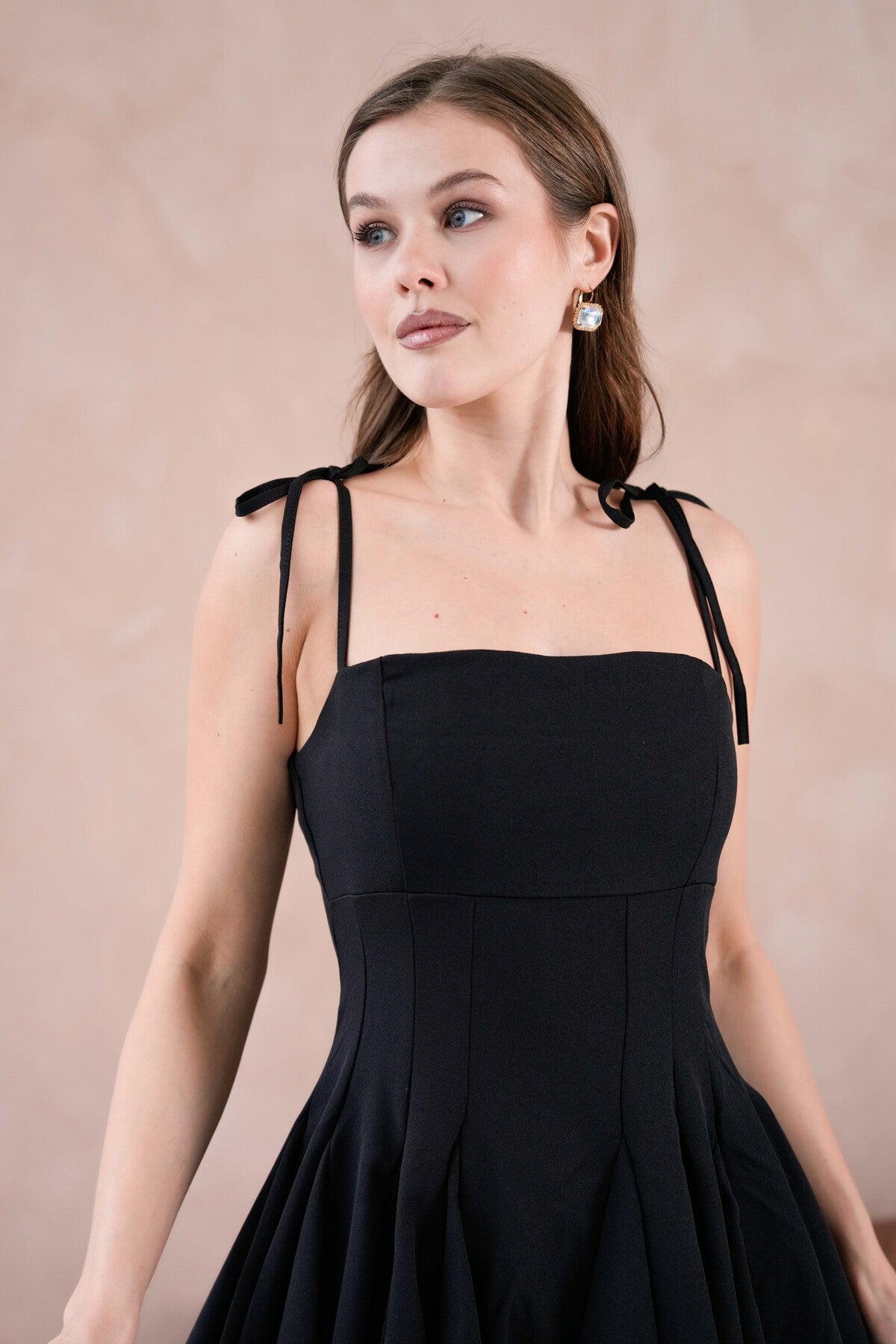trägerloses Kleid mit dünnen Trägern und ausgestelltem Rock