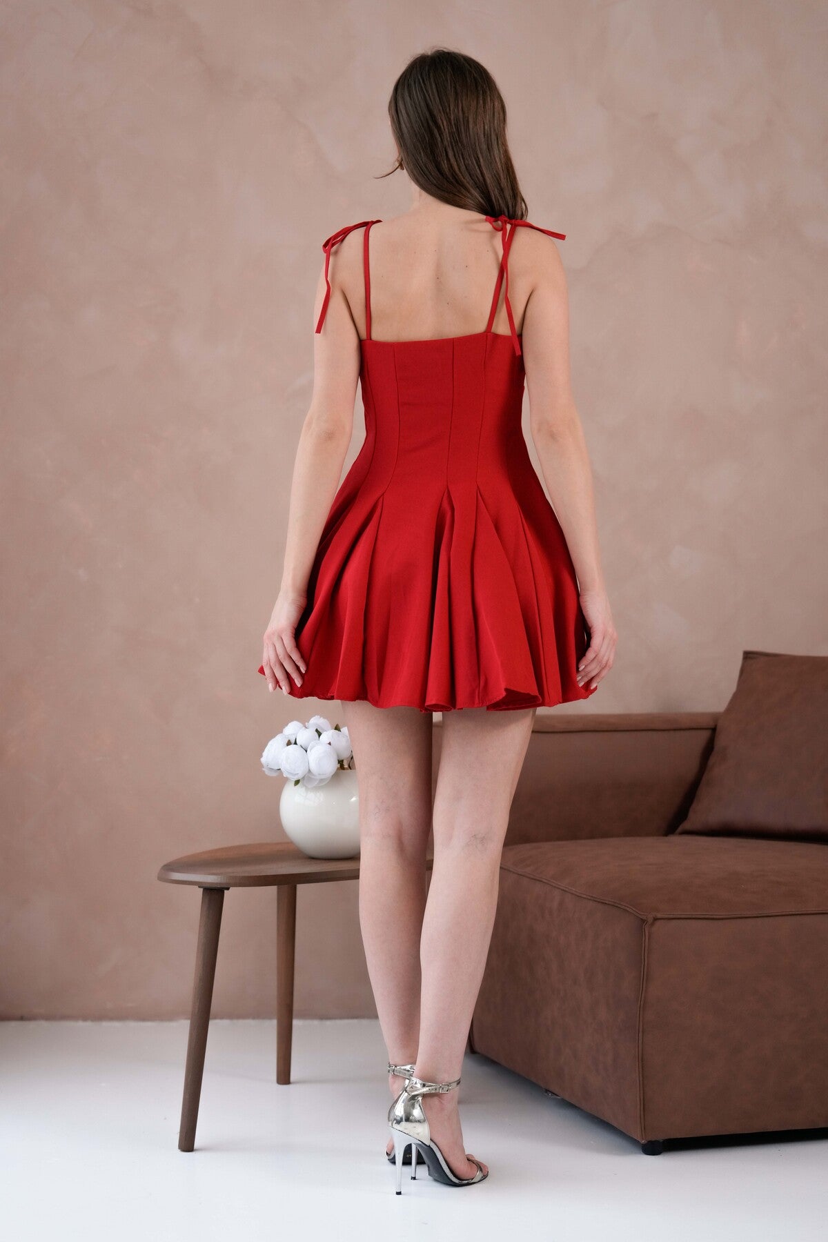 trägerloses Kleid mit dünnen Trägern und ausgestelltem Rock