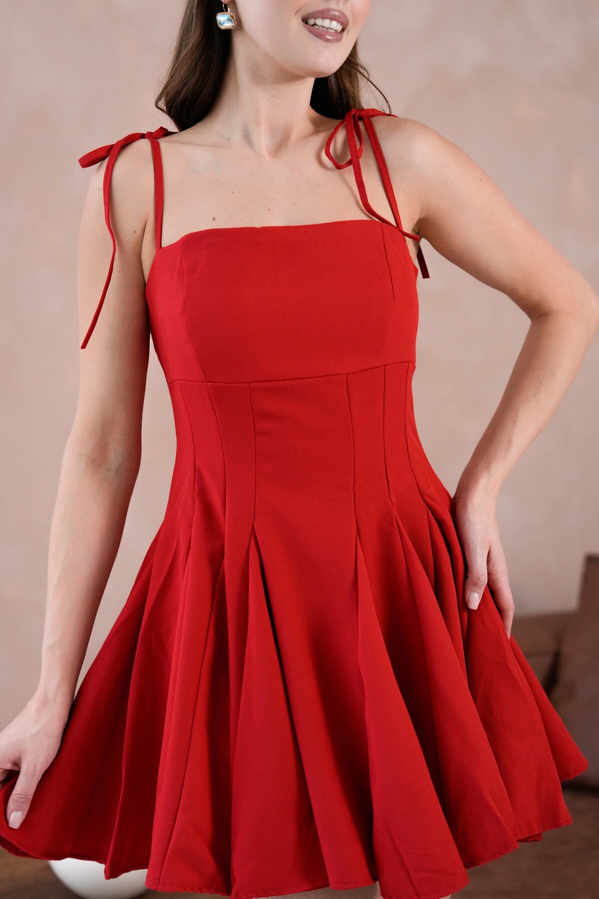trägerloses Kleid mit dünnen Trägern und ausgestelltem Rock