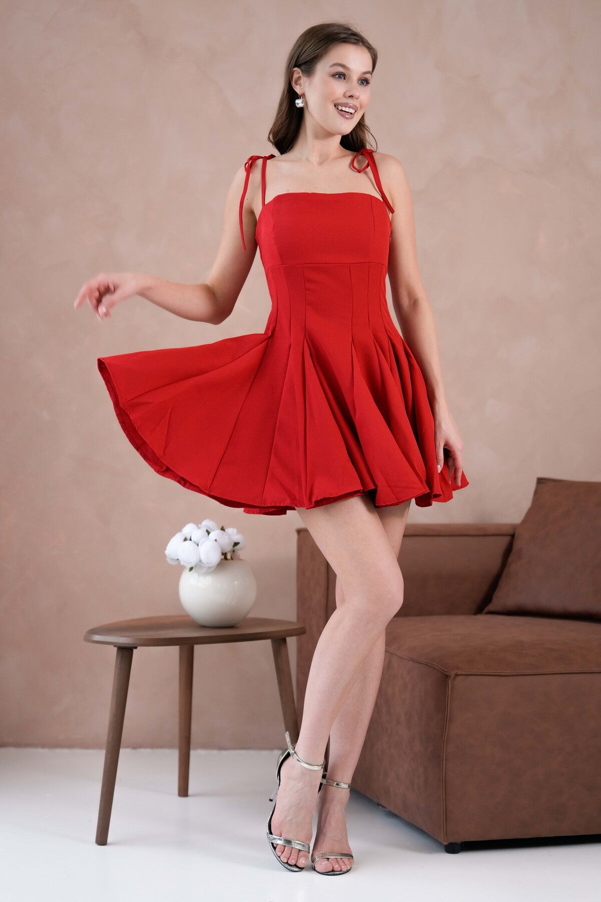trägerloses Kleid mit dünnen Trägern und ausgestelltem Rock