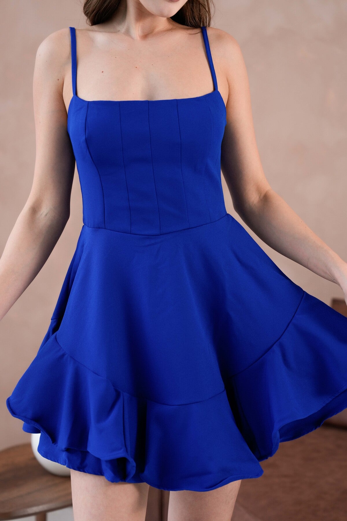 trägerloses Kleid mit dünnen Trägern