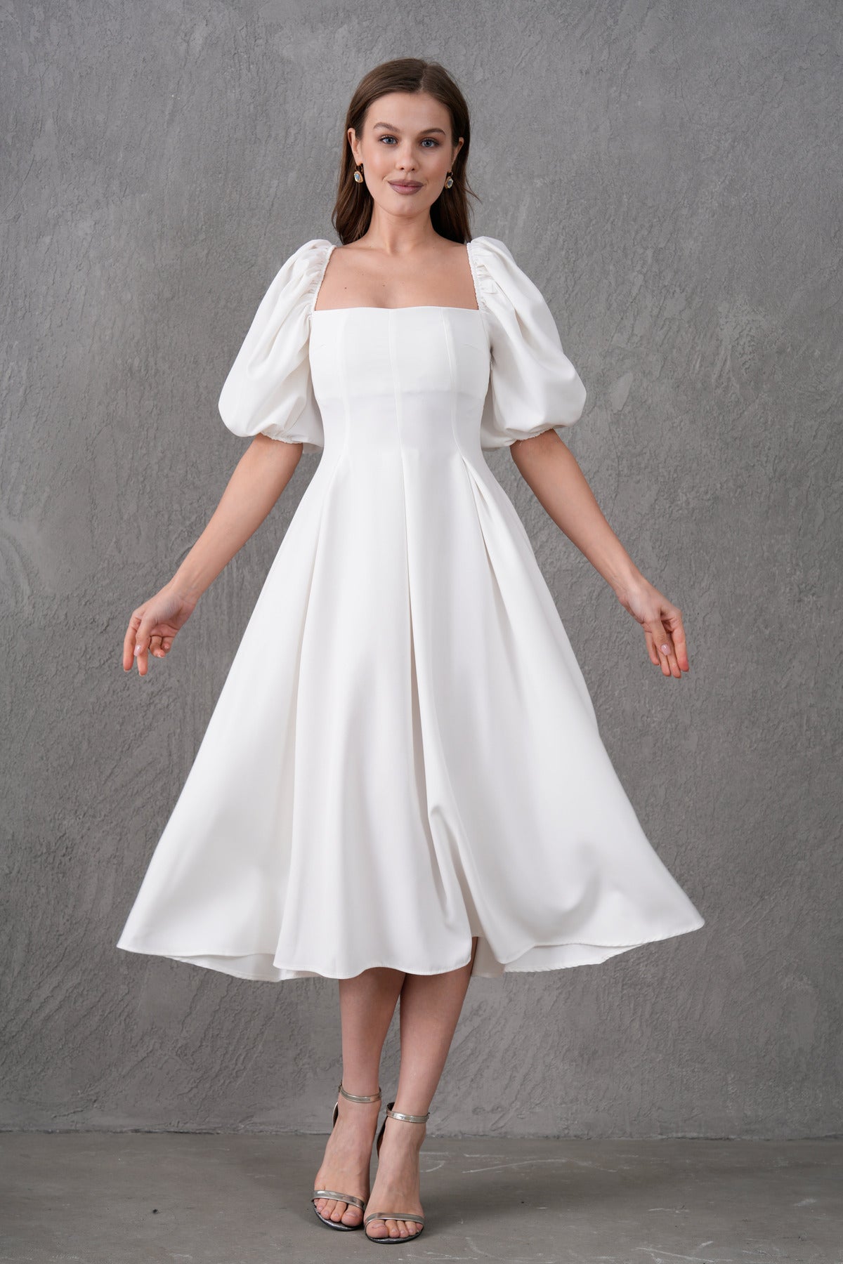 Trägerloses, kurzärmeliges, ausgestelltes Midikleid mit Ausschnitt