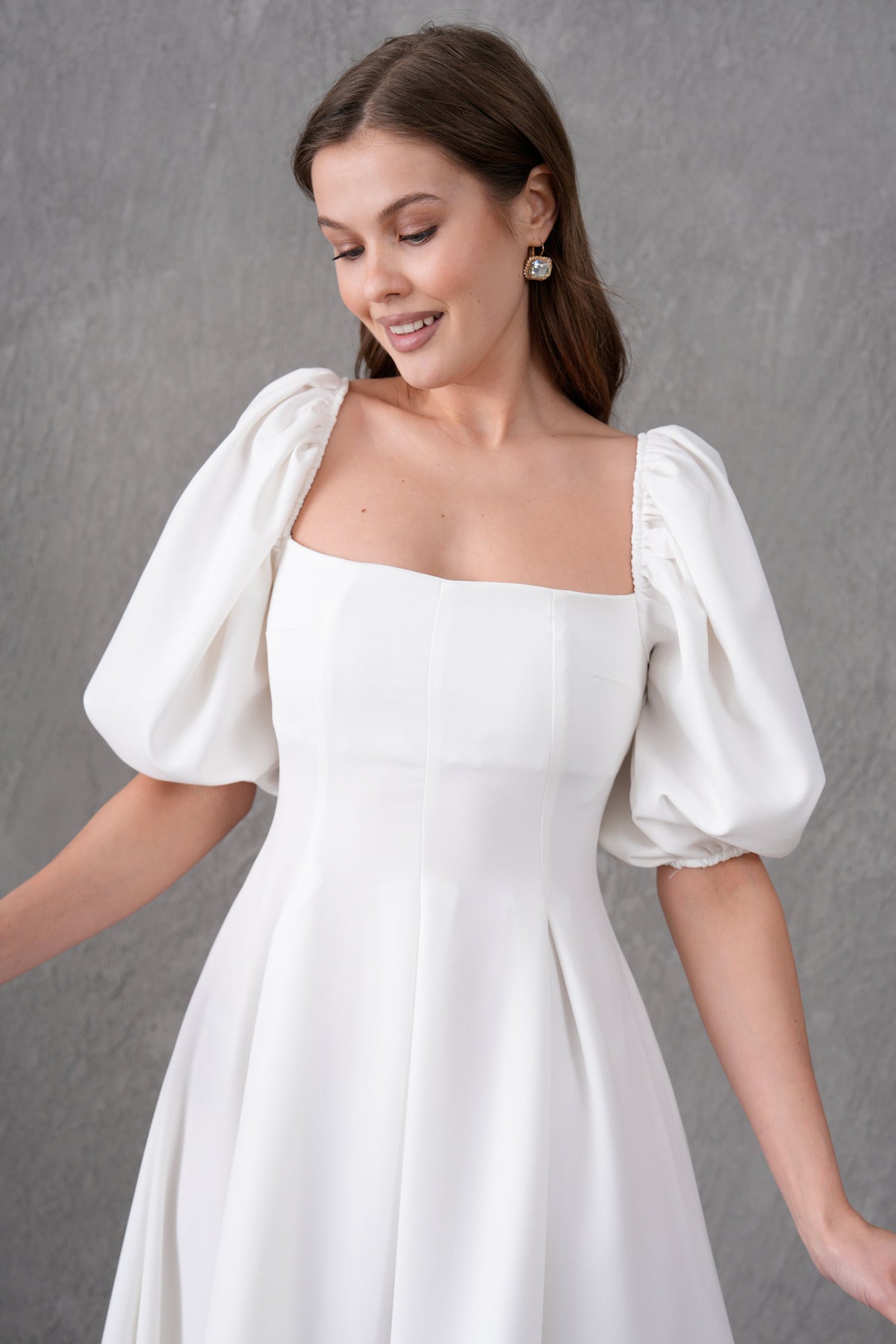 Trägerloses, kurzärmeliges, ausgestelltes Midikleid mit Ausschnitt