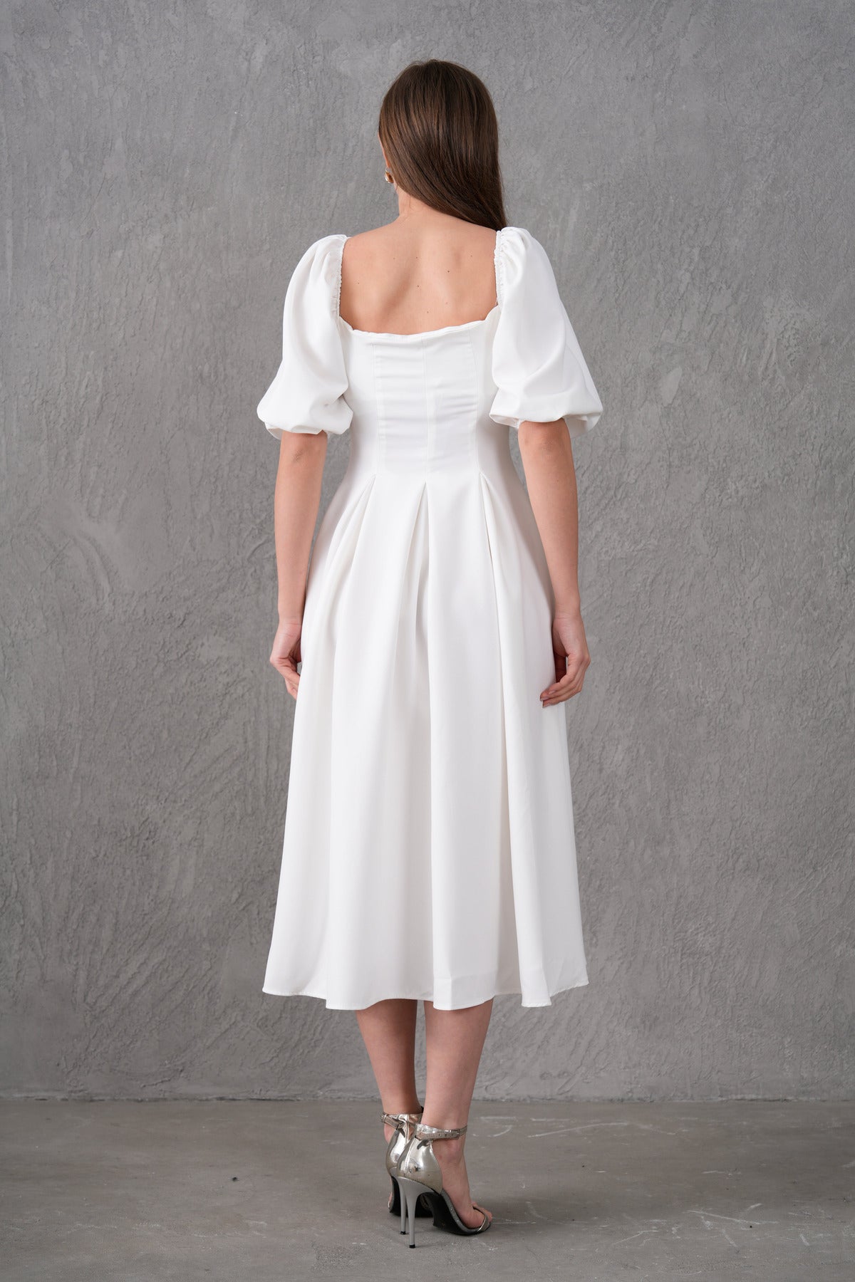 Trägerloses, kurzärmeliges, ausgestelltes Midikleid mit Ausschnitt
