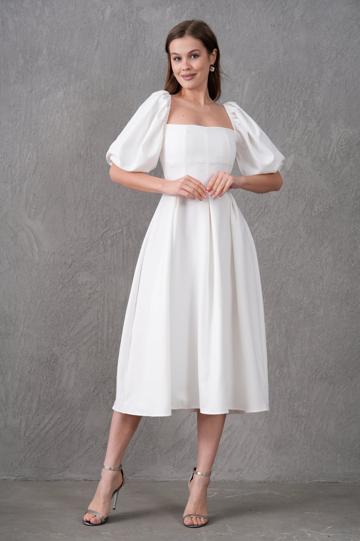 Trägerloses, kurzärmeliges, ausgestelltes Midikleid mit Ausschnitt