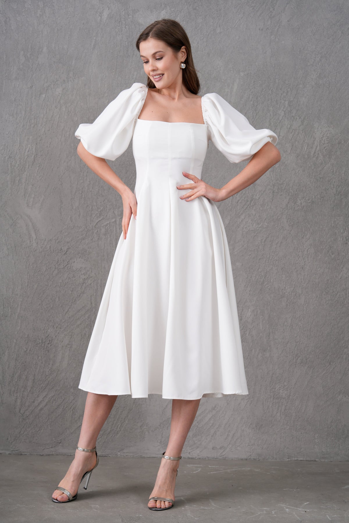 Trägerloses, kurzärmeliges, ausgestelltes Midikleid mit Ausschnitt