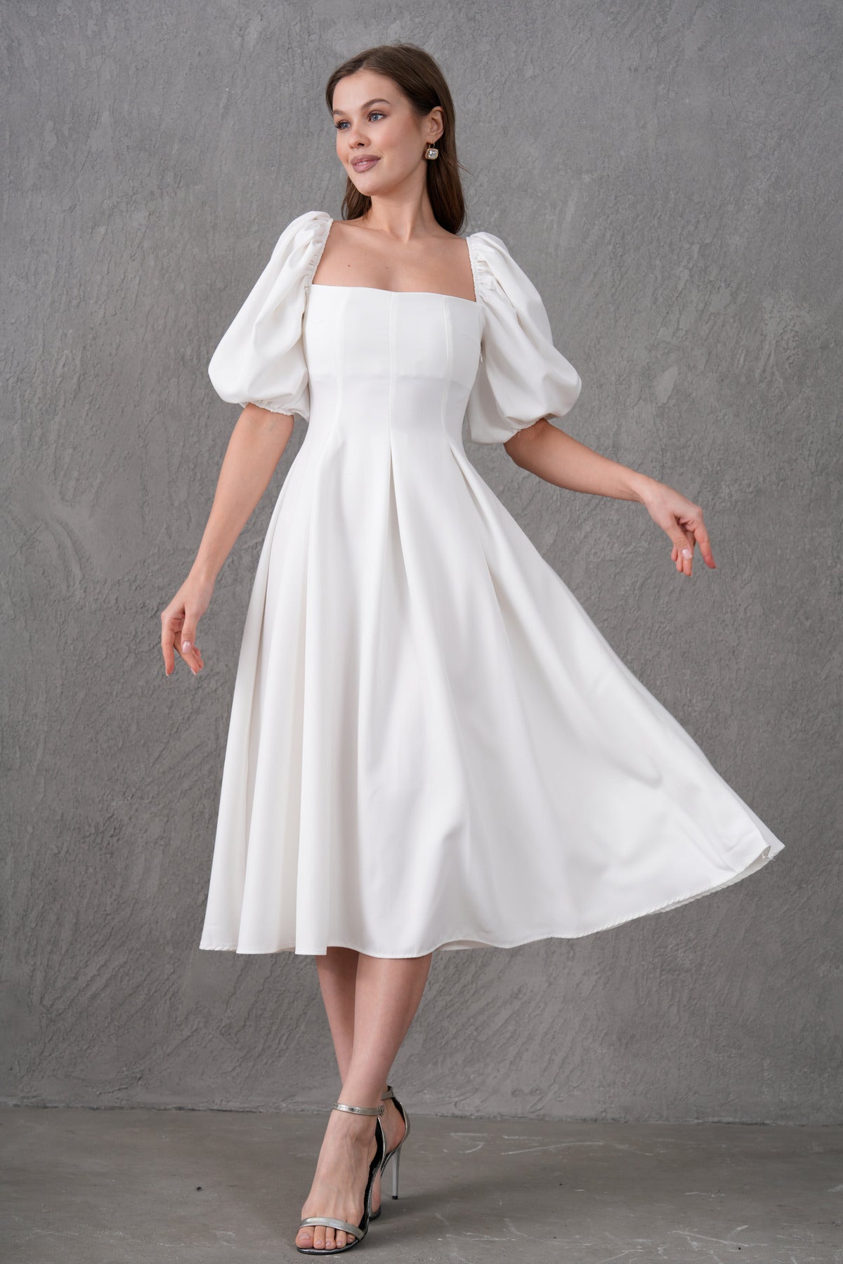 Trägerloses, kurzärmeliges, ausgestelltes Midikleid mit Ausschnitt