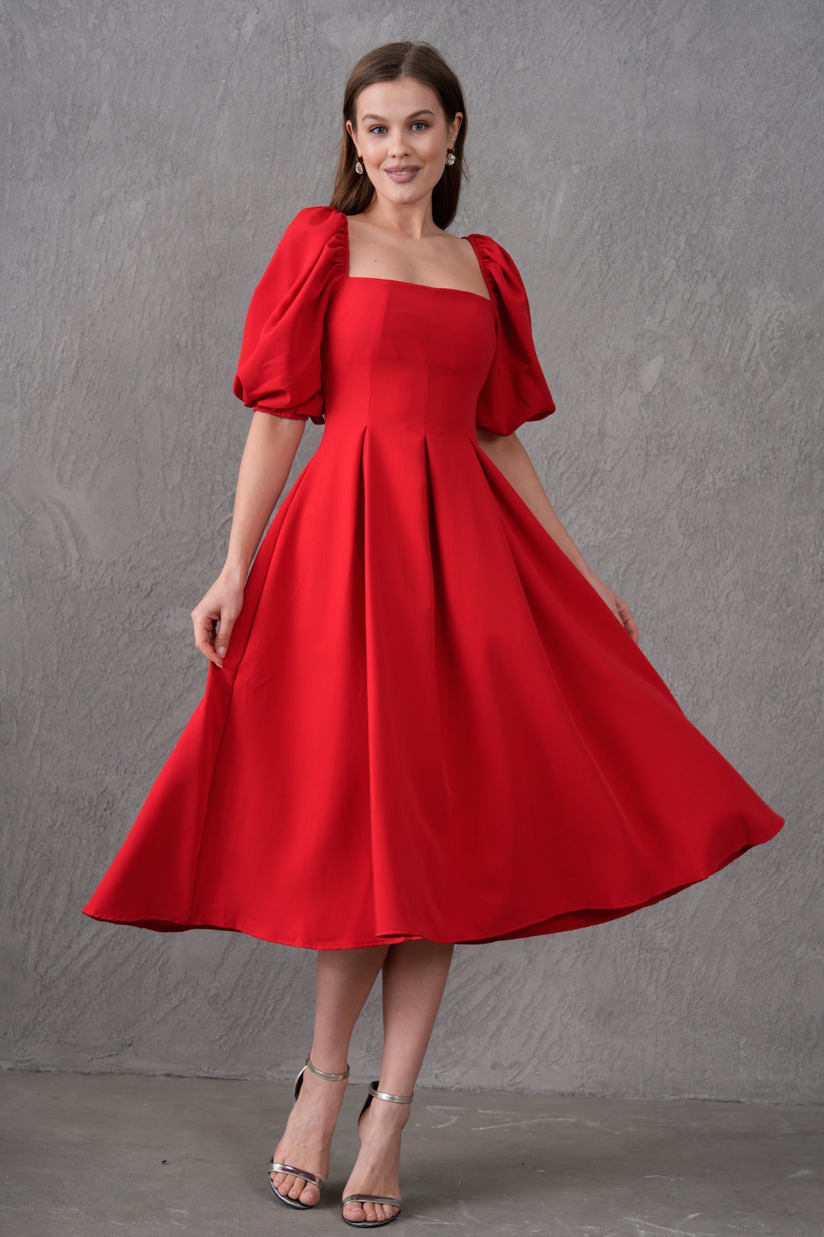 Trägerloses, kurzärmeliges, ausgestelltes Midikleid mit Ausschnitt