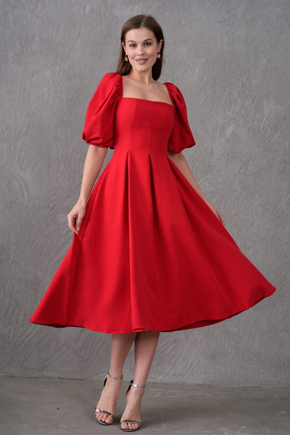 Trägerloses, kurzärmeliges, ausgestelltes Midikleid mit Ausschnitt