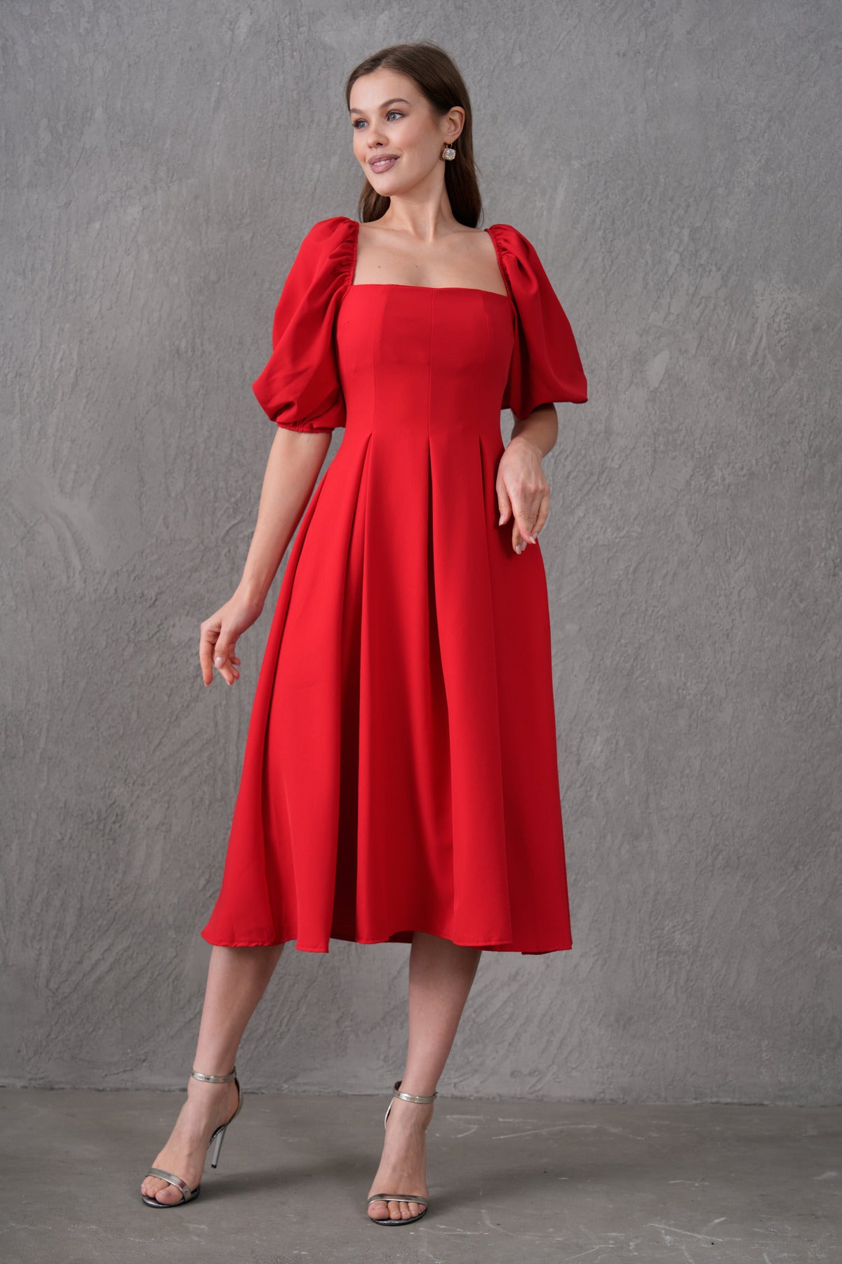 Trägerloses, kurzärmeliges, ausgestelltes Midikleid mit Ausschnitt